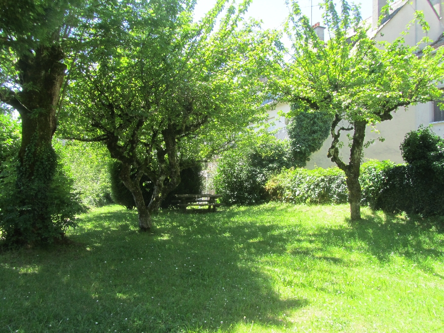 Aire de pique-nique dans le jardin de l'église de Mur-de-Barrez